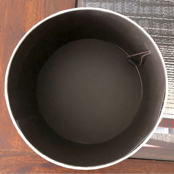 UGG round box. - Picture 2 of 2